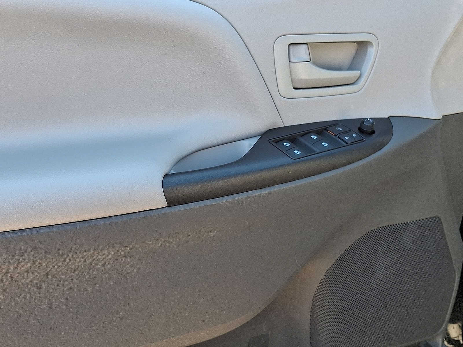 Thumbnail: 2020 Toyota Sienna - 10