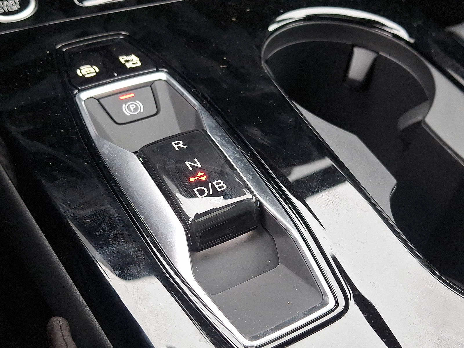 Thumbnail: 2025 Audi Q6 e-tron - 13