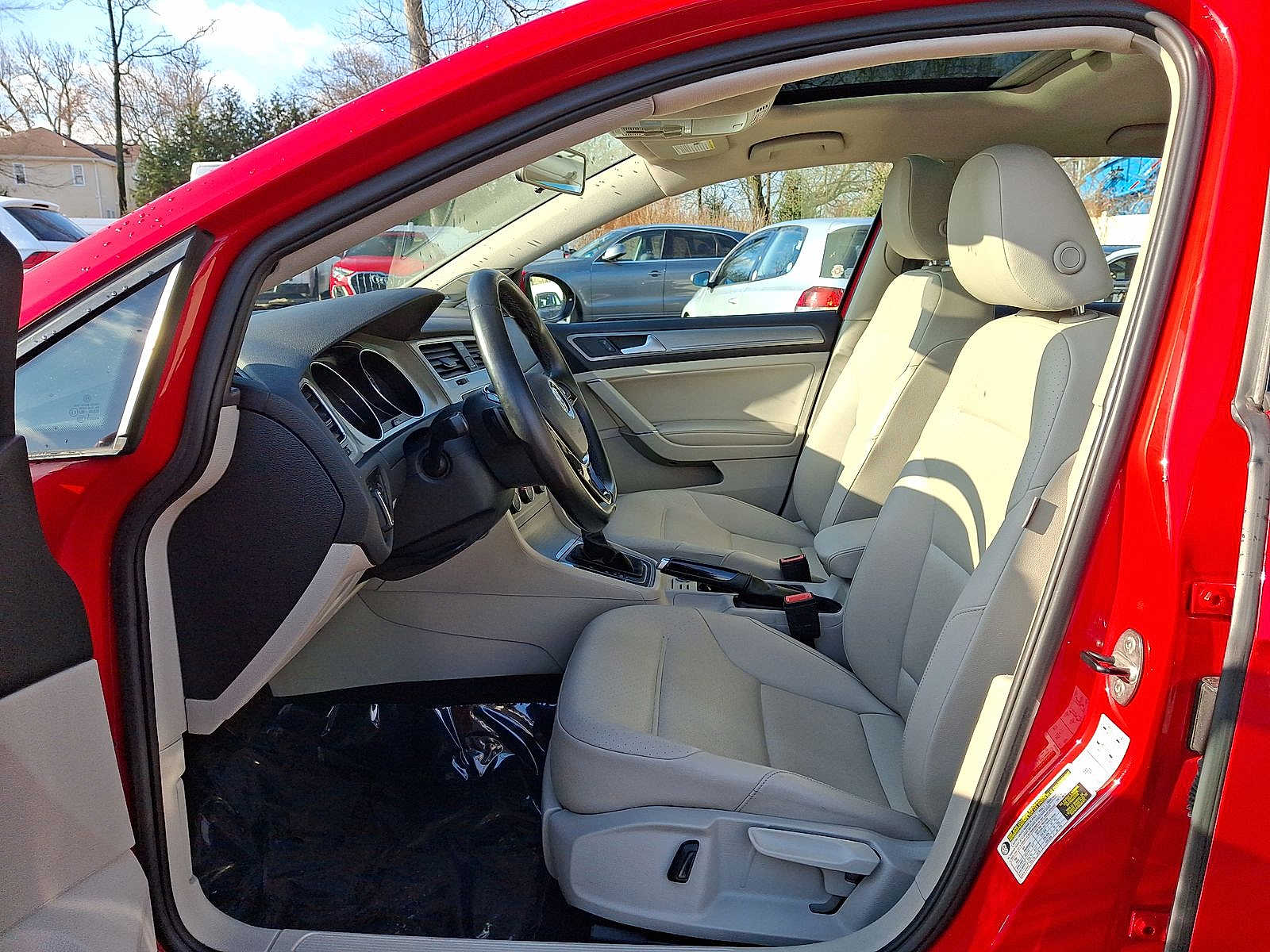 Thumbnail: 2016 Volkswagen Golf - 11