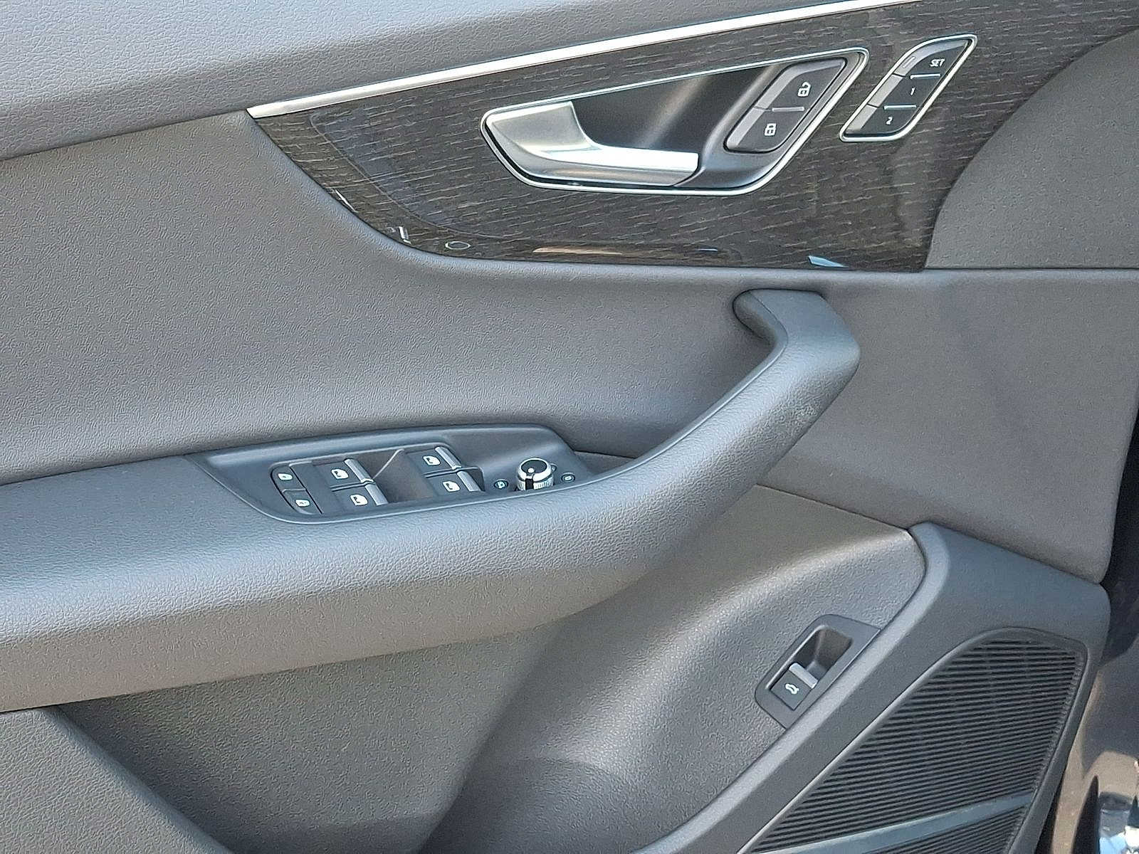 Thumbnail: 2025 Audi Q7 - 10