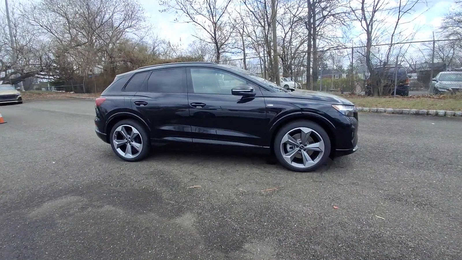 Thumbnail: 2025 Audi Q4 e-tron - 9