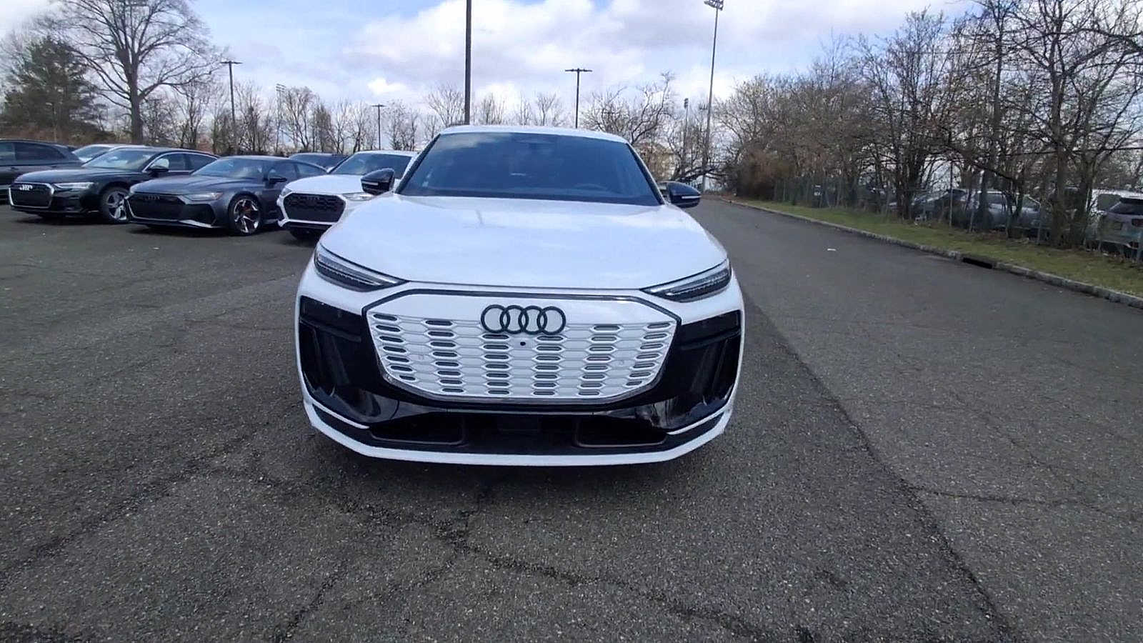Thumbnail: 2025 Audi SQ6 e-tron - 3
