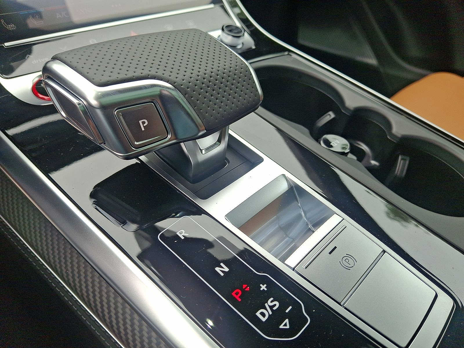 Thumbnail: 2025 Audi RS Q8 - 13