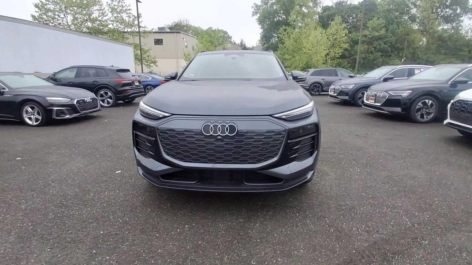 Thumbnail: 2025 Audi Q6 e-tron - 3