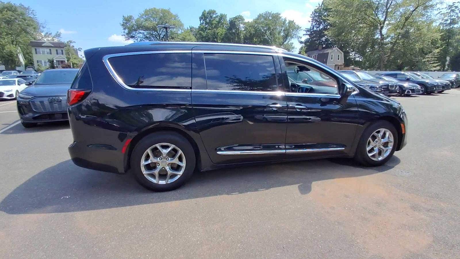 Thumbnail: 2017 Chrysler Pacifica - 9