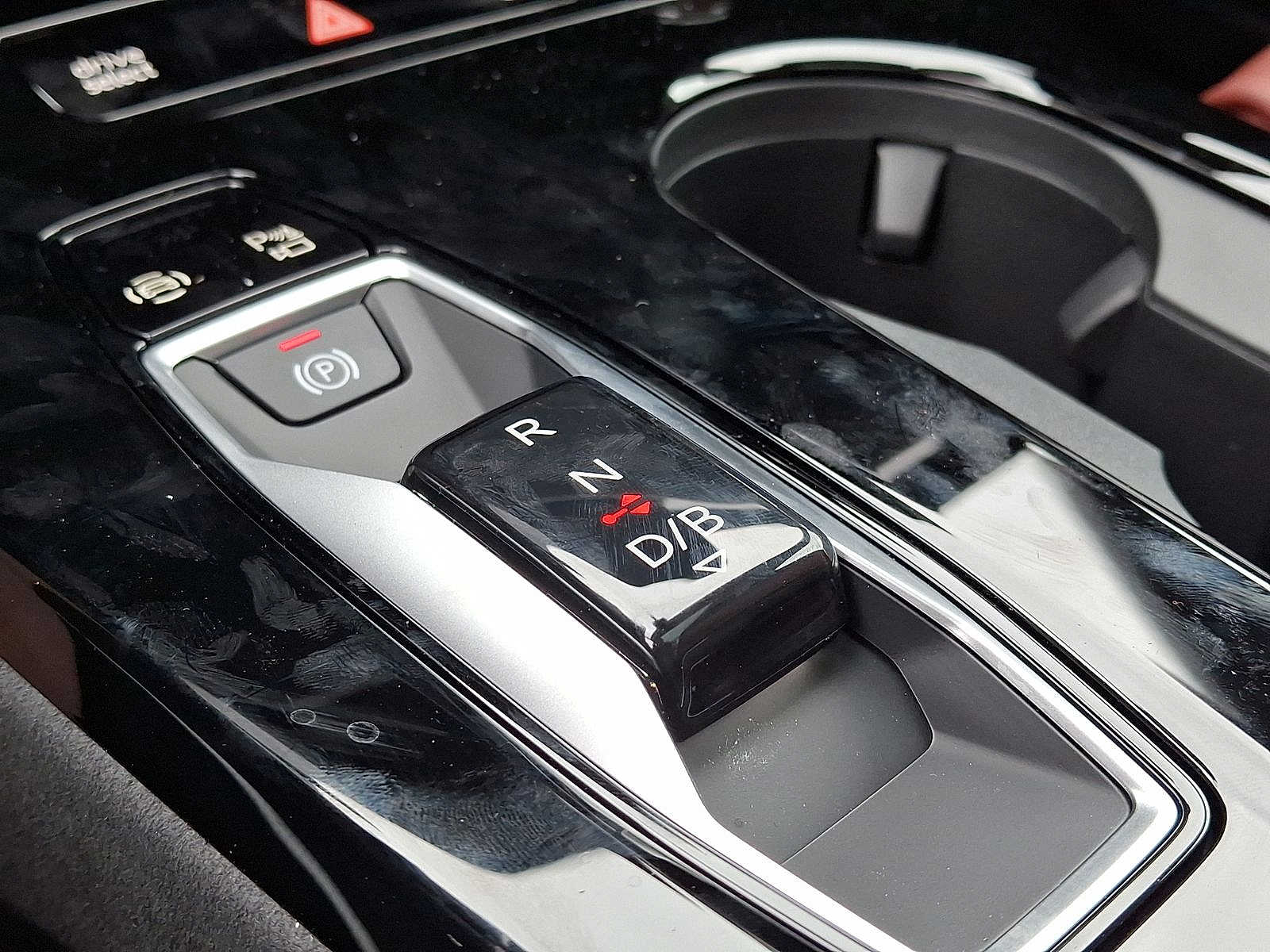 Thumbnail: 2025 Audi SQ6 e-tron - 14