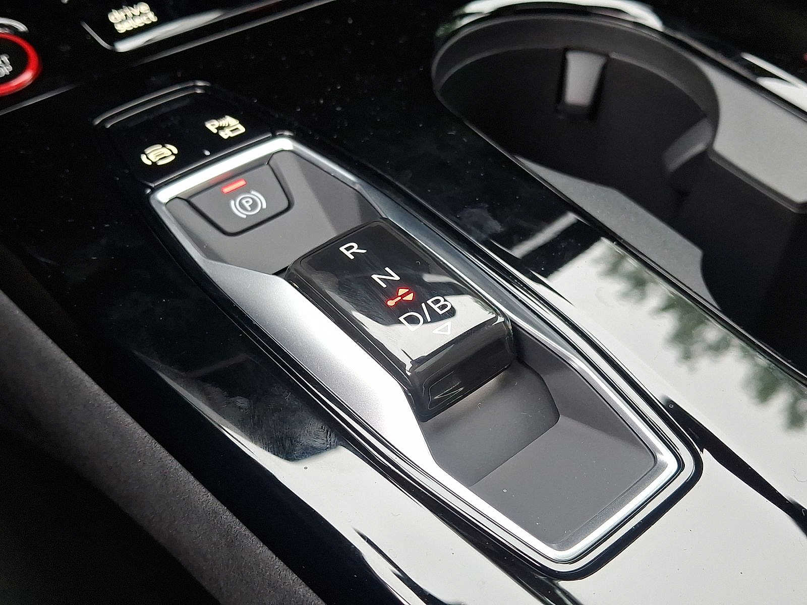 Thumbnail: 2025 Audi SQ6 e-tron - 14