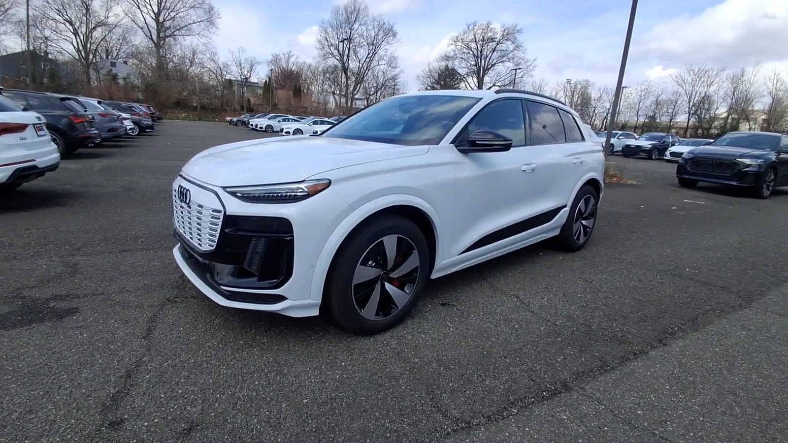 Thumbnail: 2025 Audi SQ6 e-tron - 4