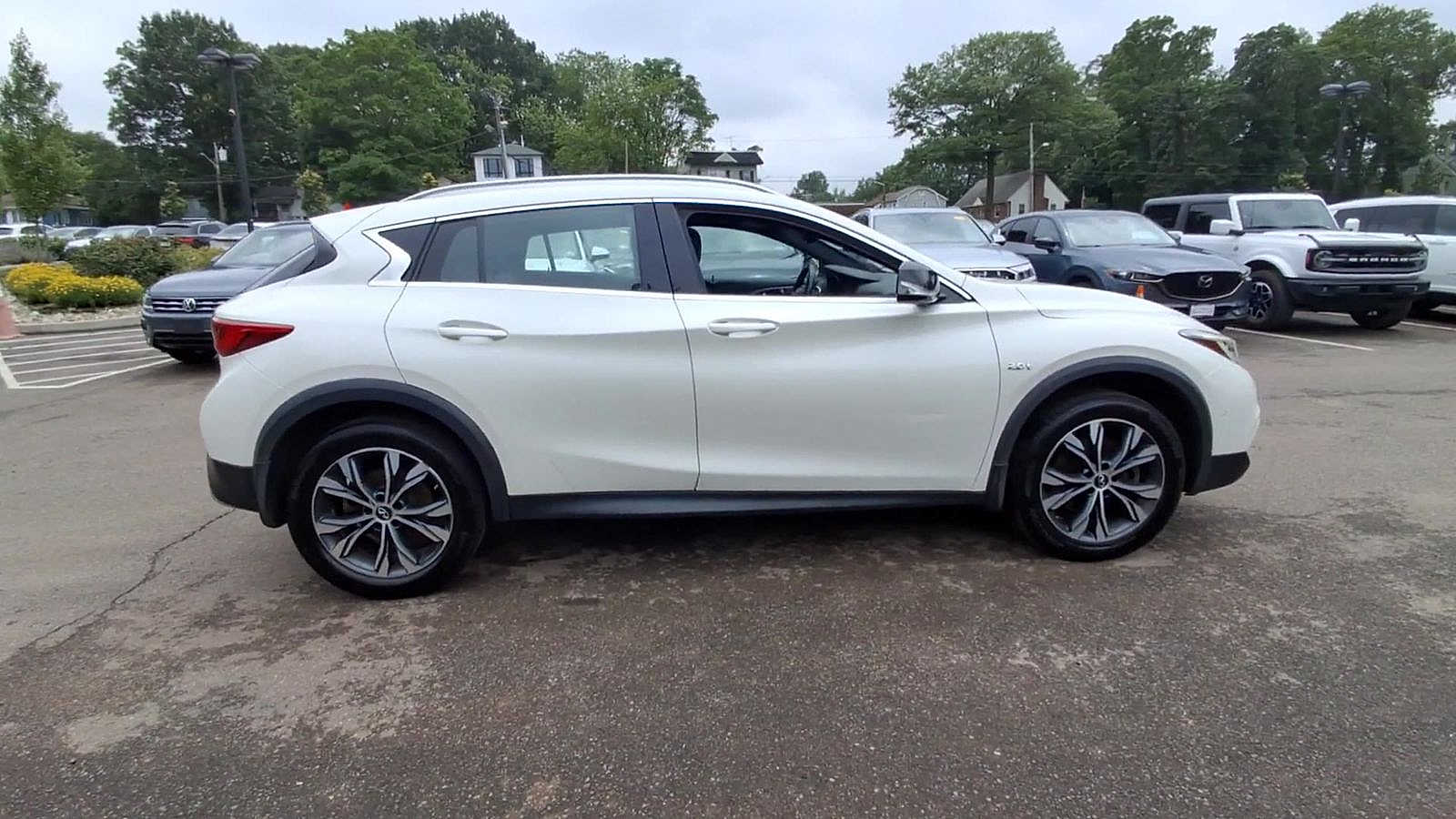 Thumbnail: 2017 INFINITI QX30 - 9