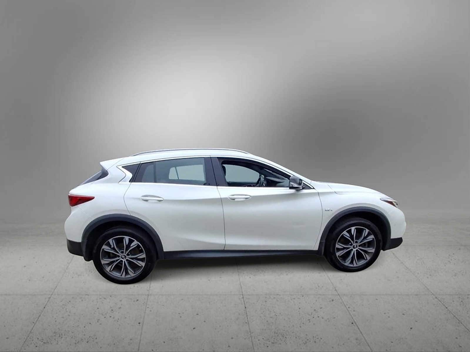 Thumbnail: 2017 INFINITI QX30 - 9