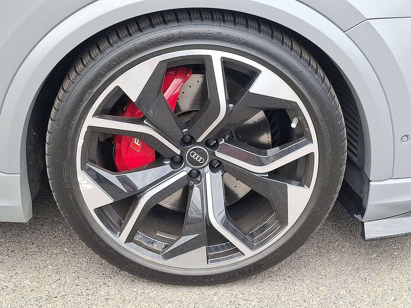 Thumbnail: 2024 Audi RS Q8 - 27