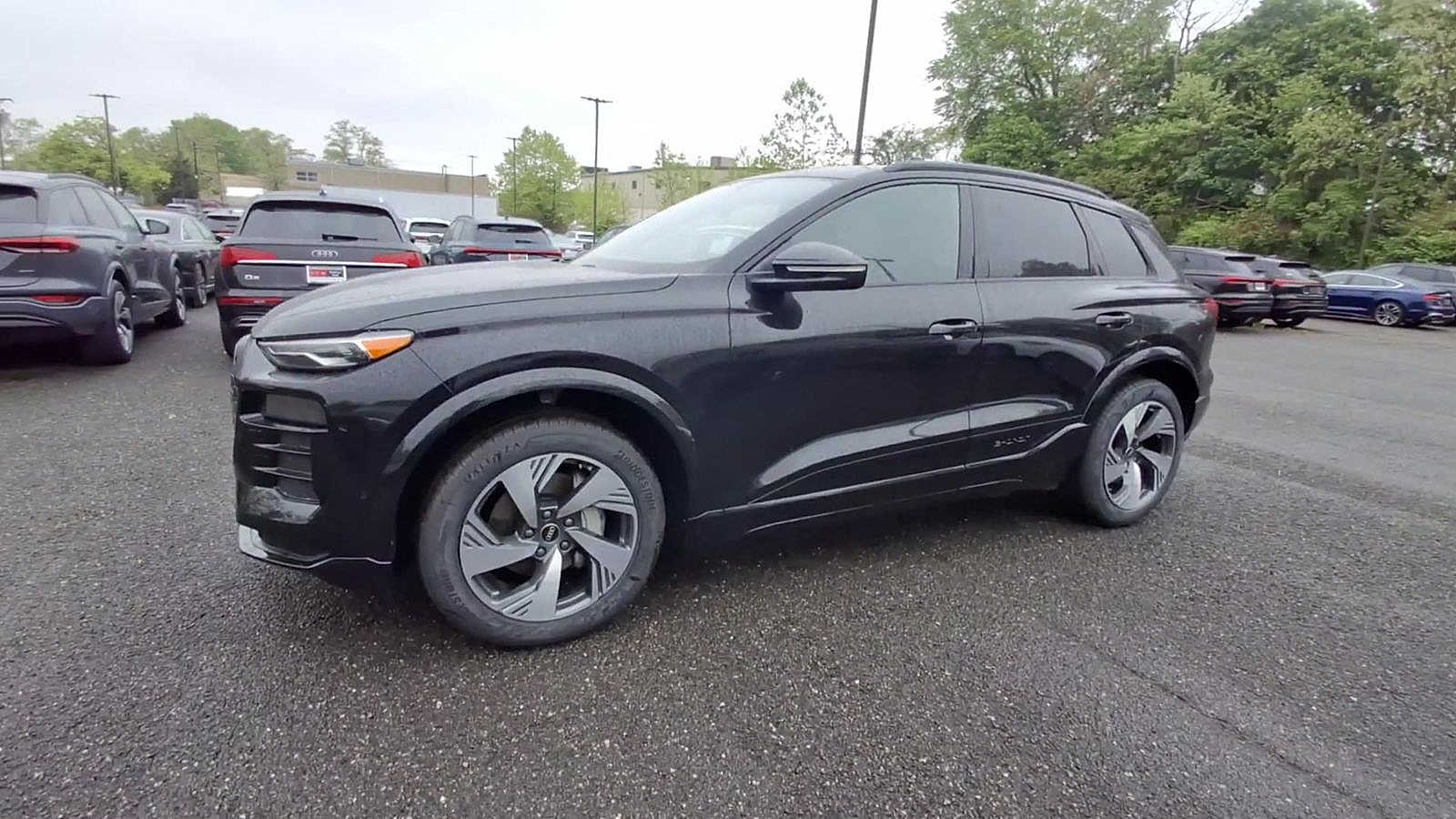 Thumbnail: 2025 Audi Q6 e-tron - 4