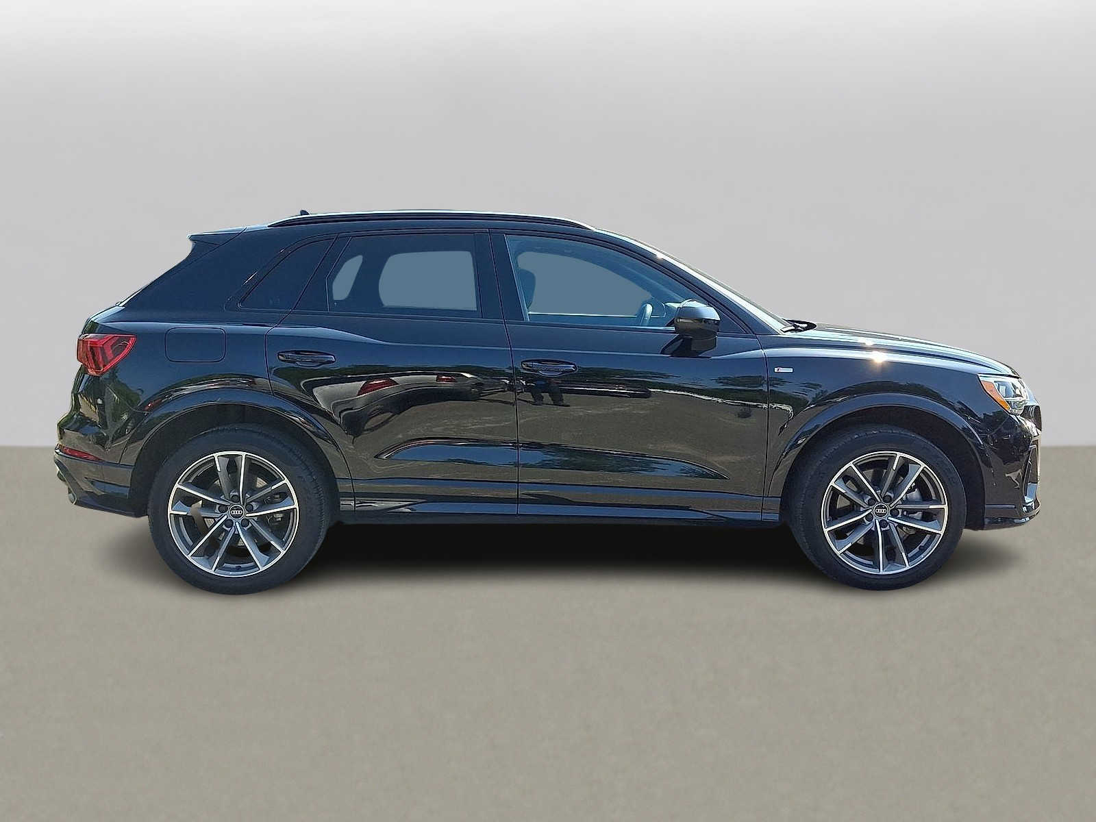 Thumbnail: 2021 Audi Q3 - 32