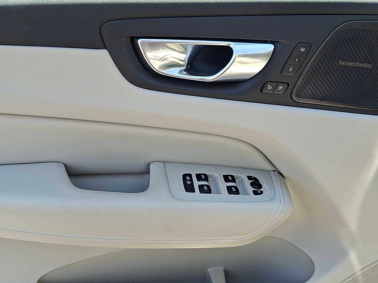 2023 Volvo XC60 B5 Plus 10