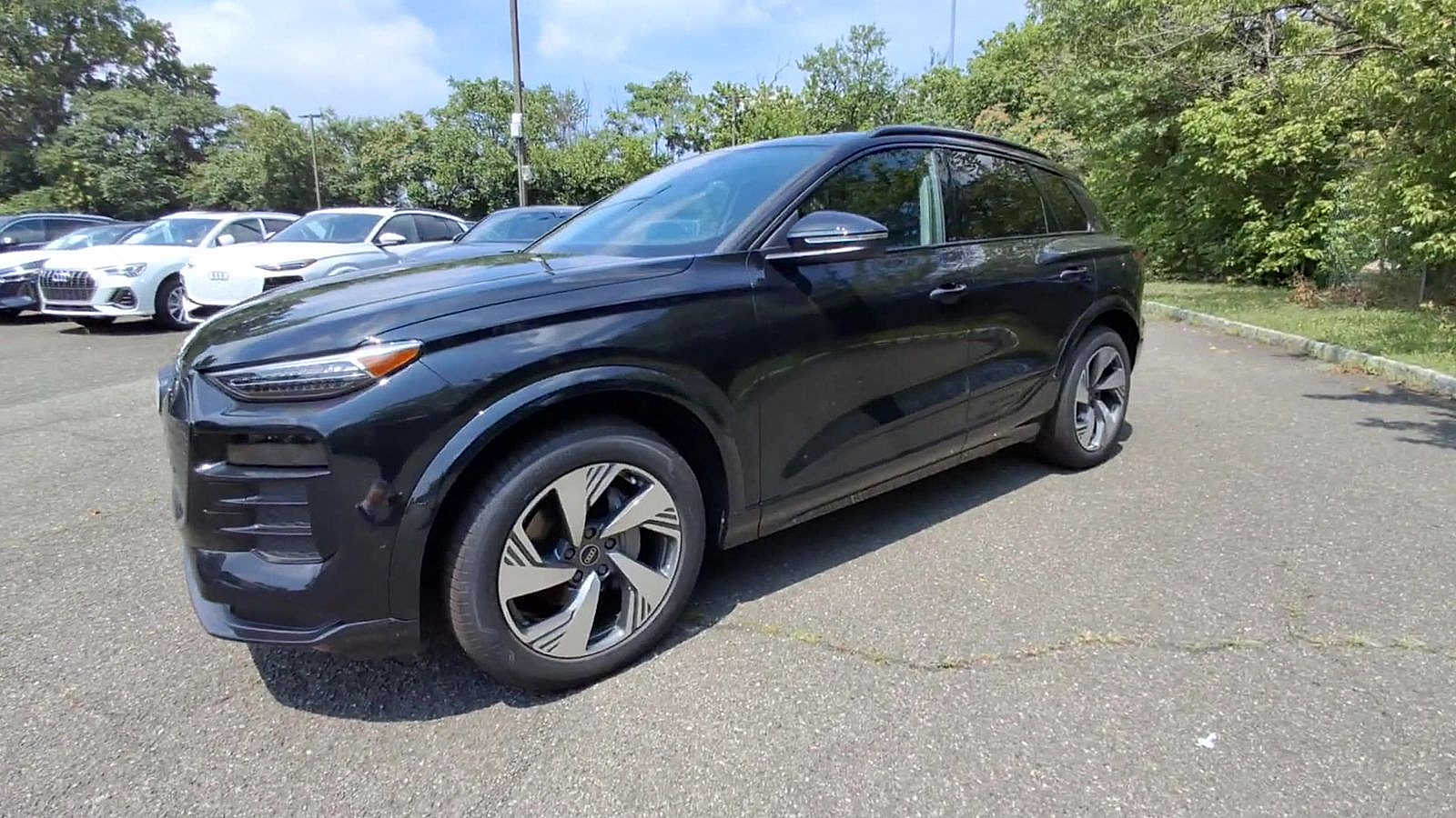 Thumbnail: 2025 Audi Q6 e-tron - 4