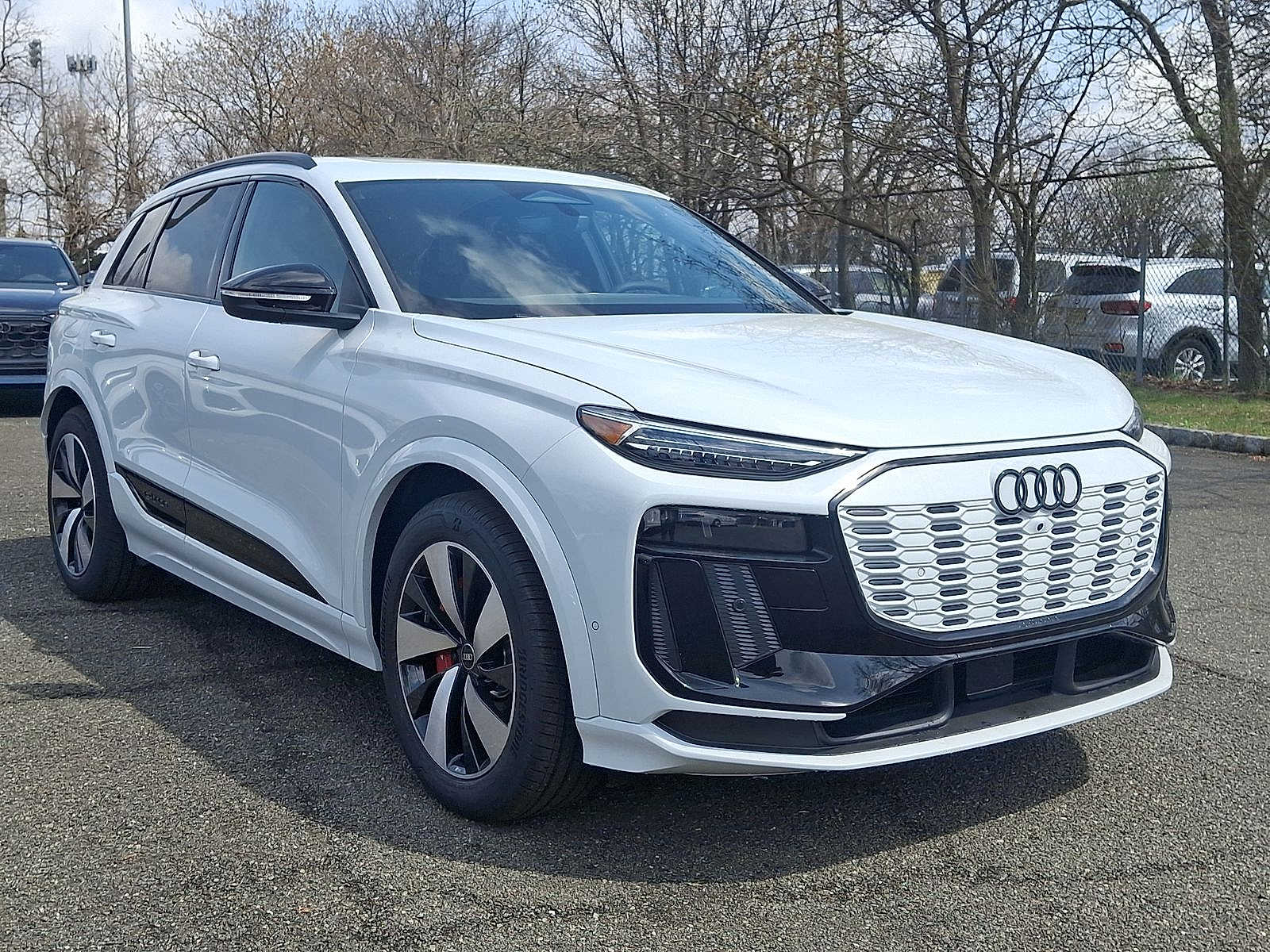 Thumbnail: 2025 Audi SQ6 e-tron - 10
