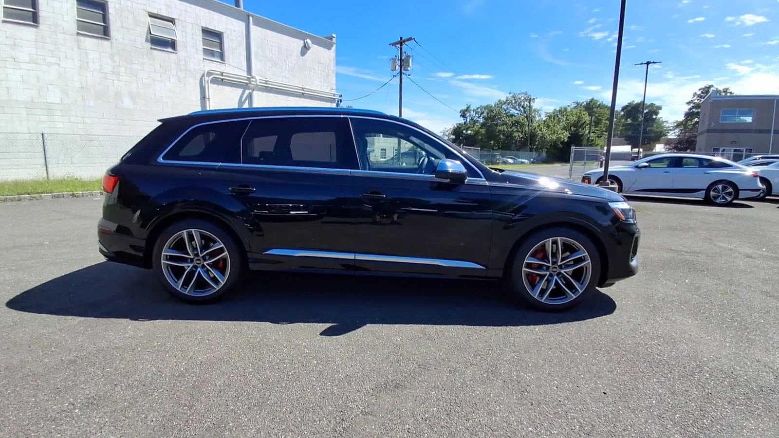 Thumbnail: 2025 Audi SQ7 - 9