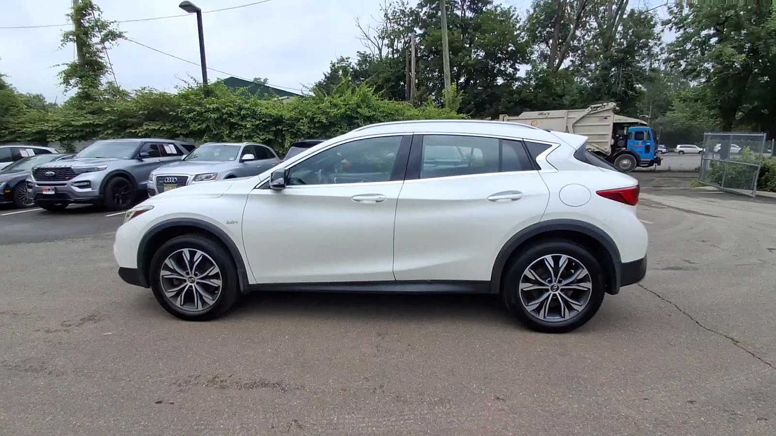 Thumbnail: 2017 INFINITI QX30 - 5