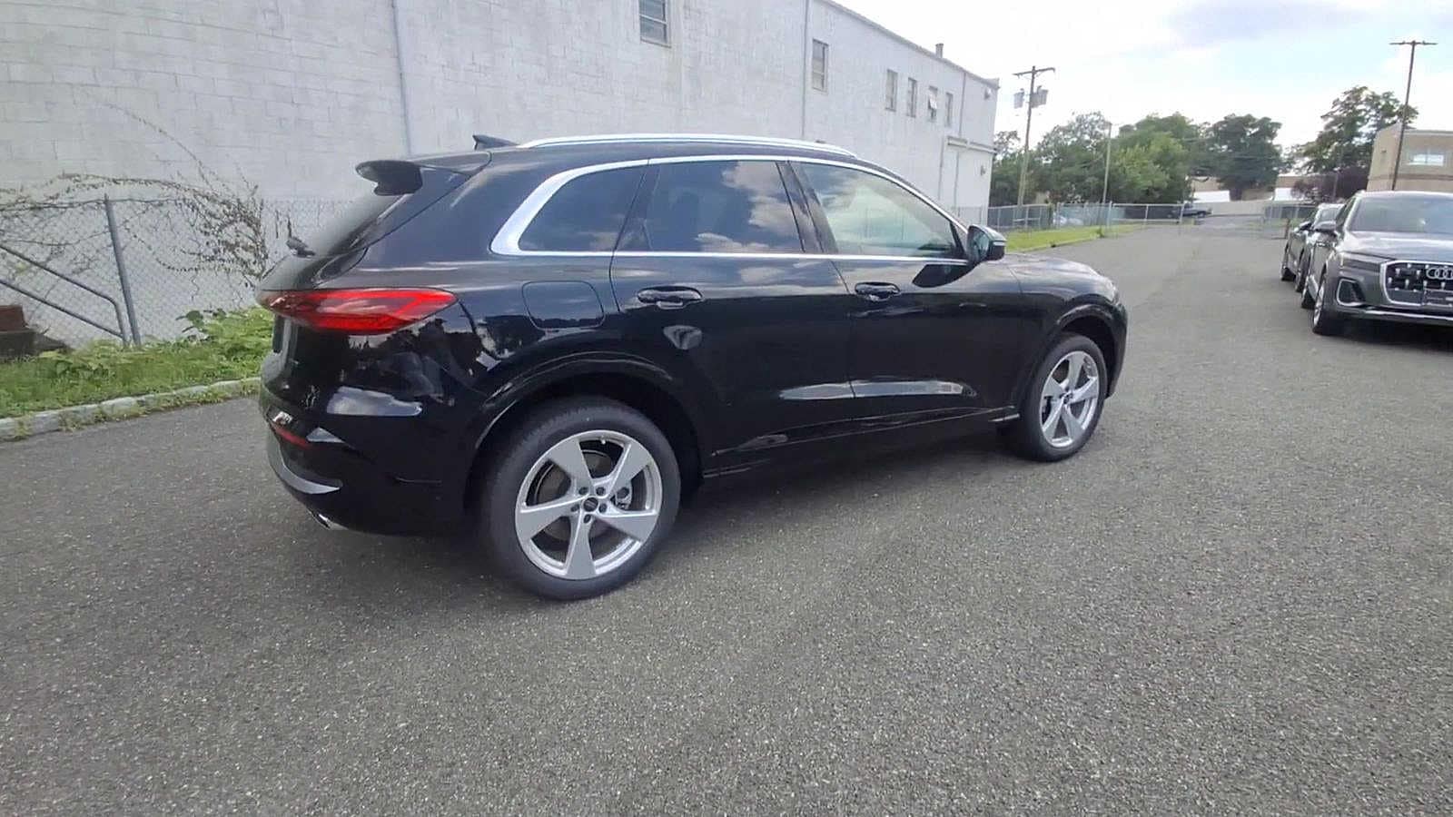 Thumbnail: 2025 Audi Q5 - 8