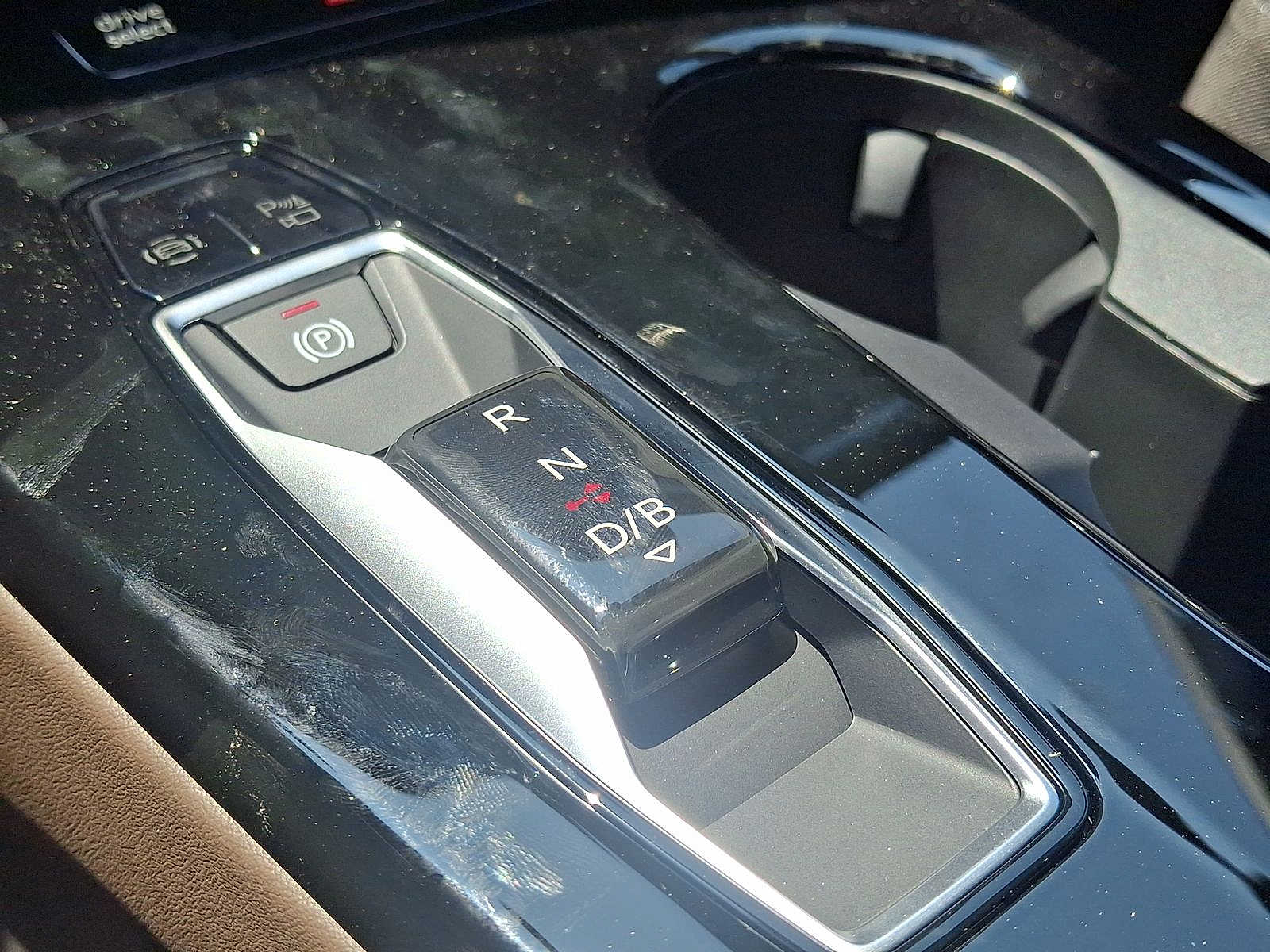 Thumbnail: 2025 Audi Q6 e-tron - 15
