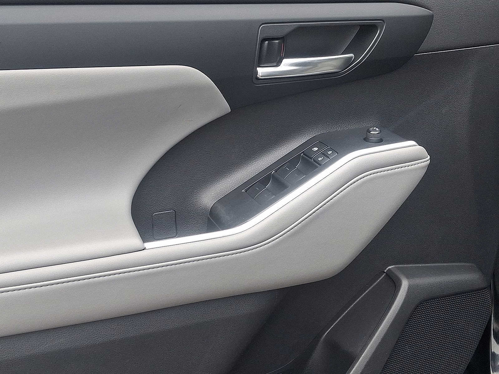 Thumbnail: 2022 Toyota Highlander - 10