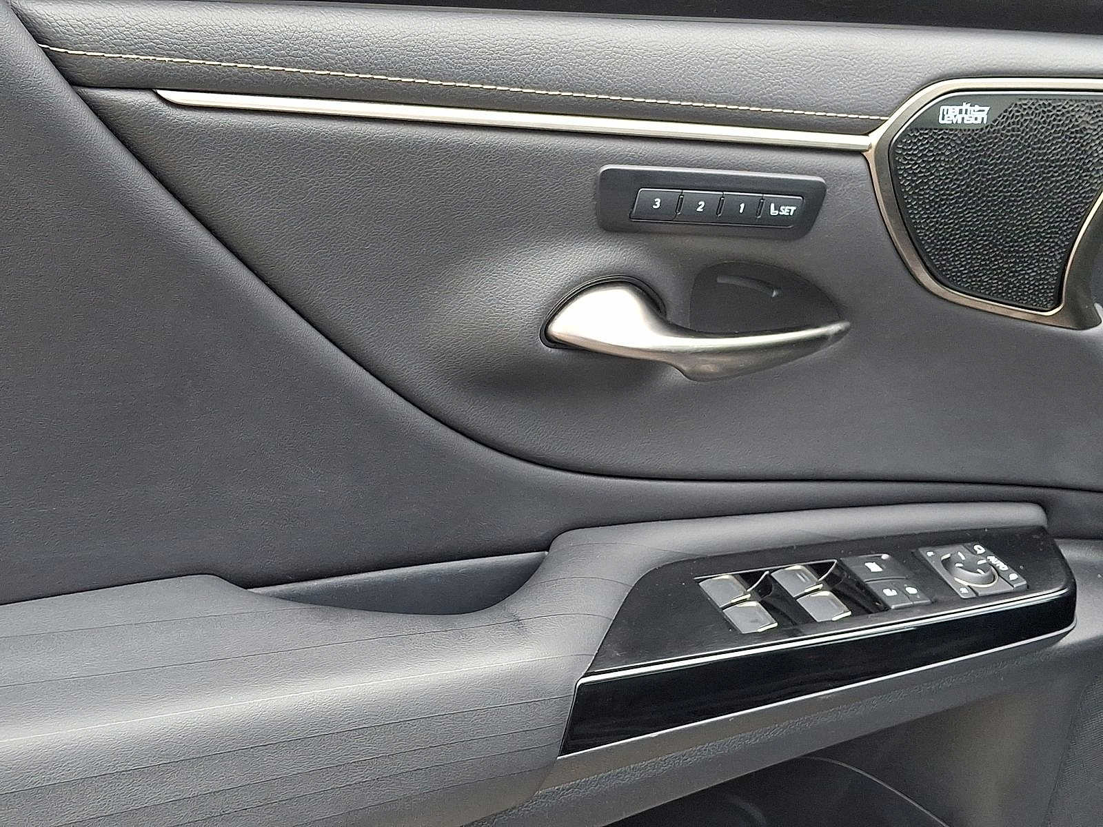 Thumbnail: 2022 Lexus ES - 10