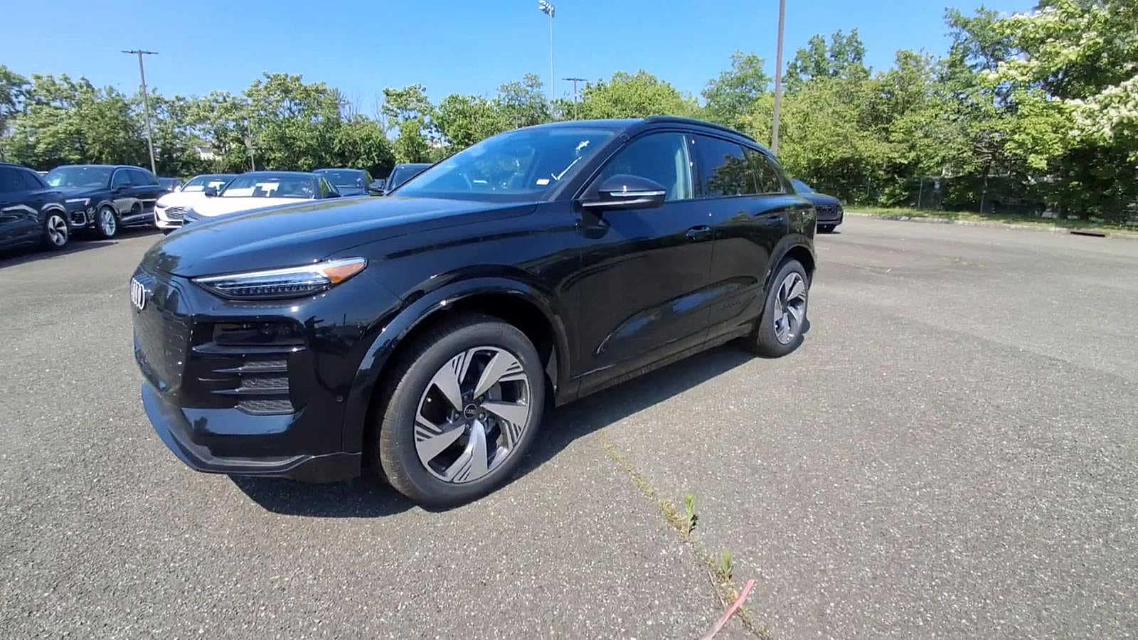 Thumbnail: 2025 Audi Q6 e-tron - 4