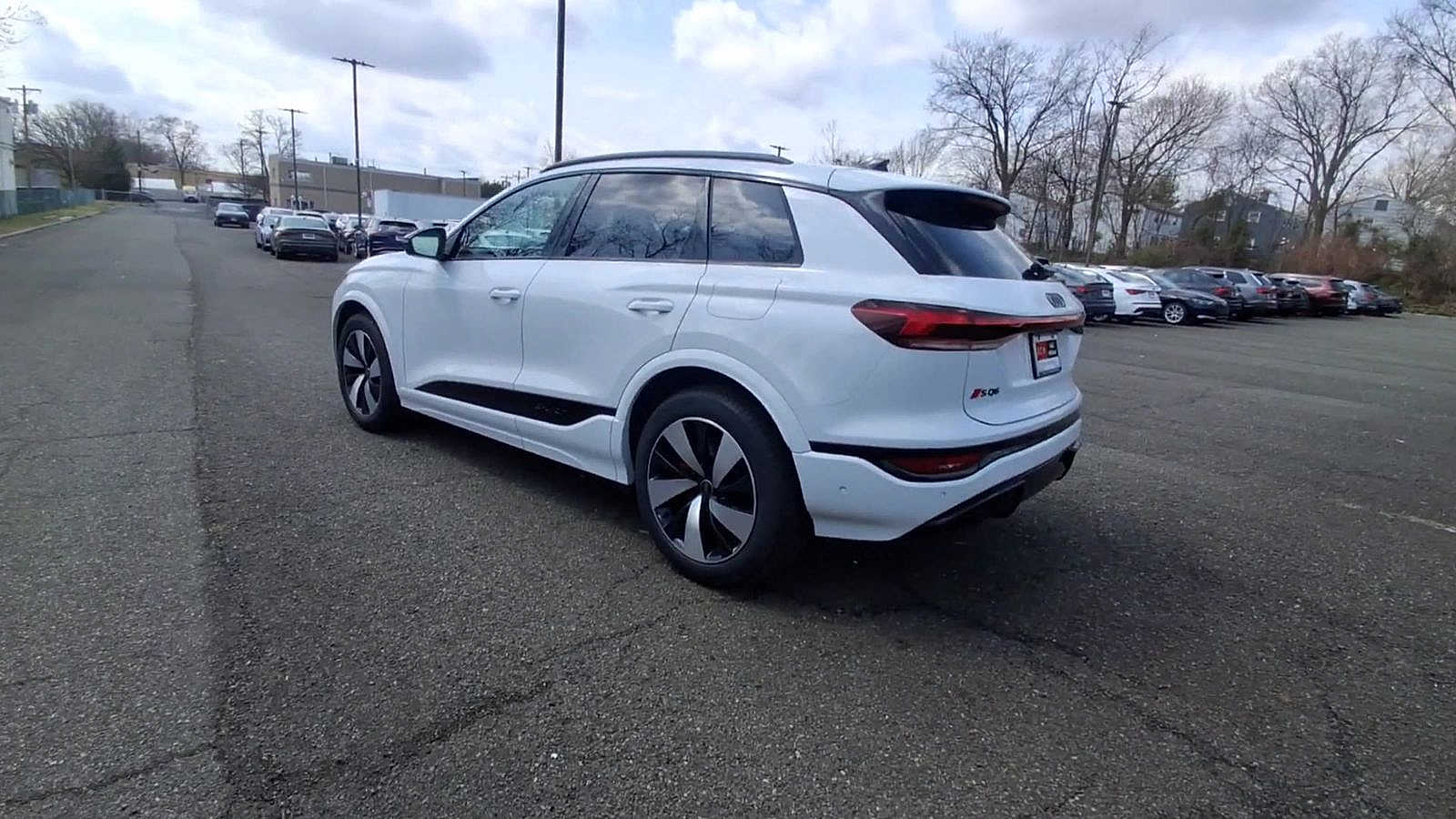 Thumbnail: 2025 Audi SQ6 e-tron - 6