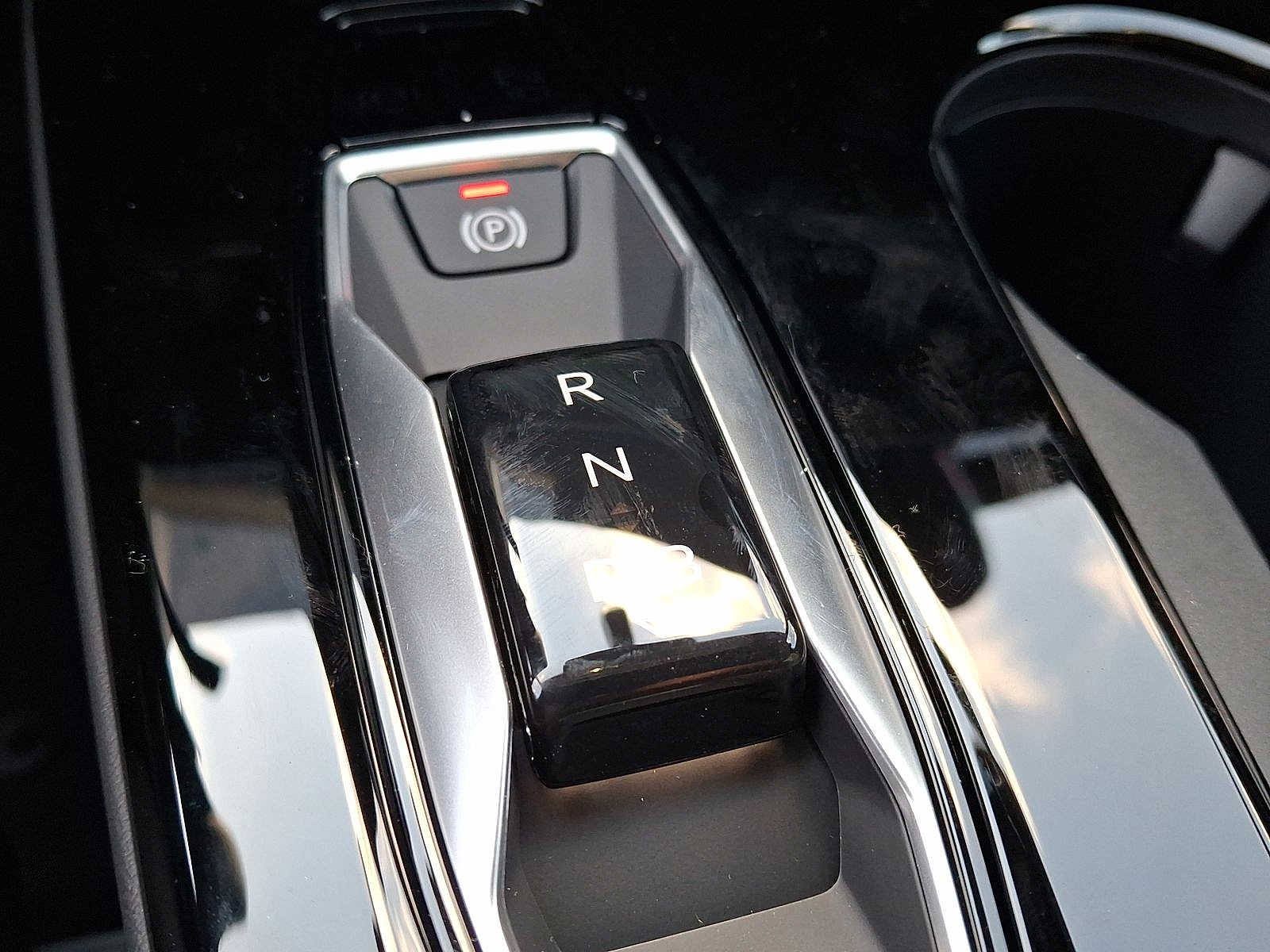 Thumbnail: 2025 Audi Q6 e-tron - 13