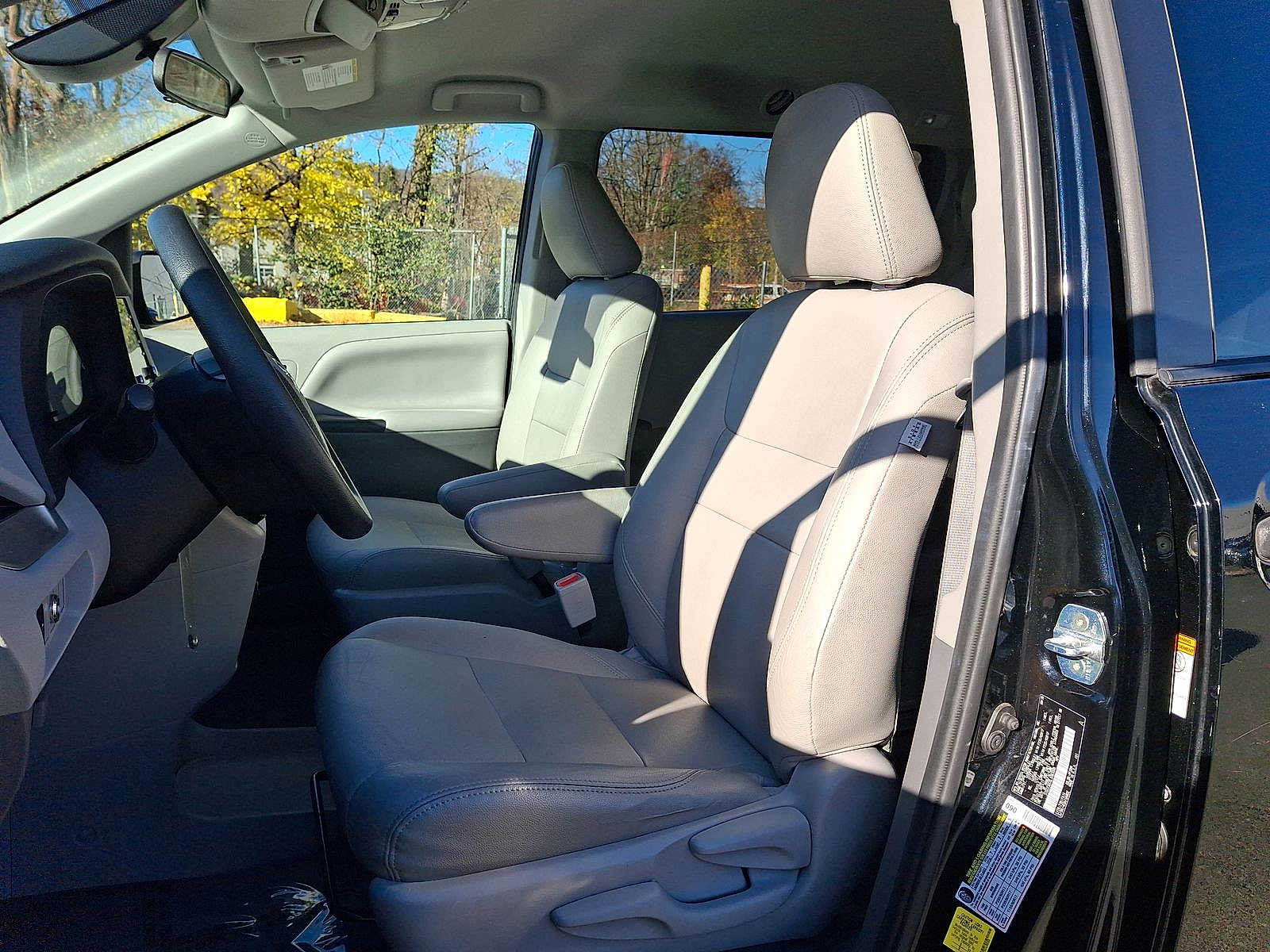 Thumbnail: 2020 Toyota Sienna - 11