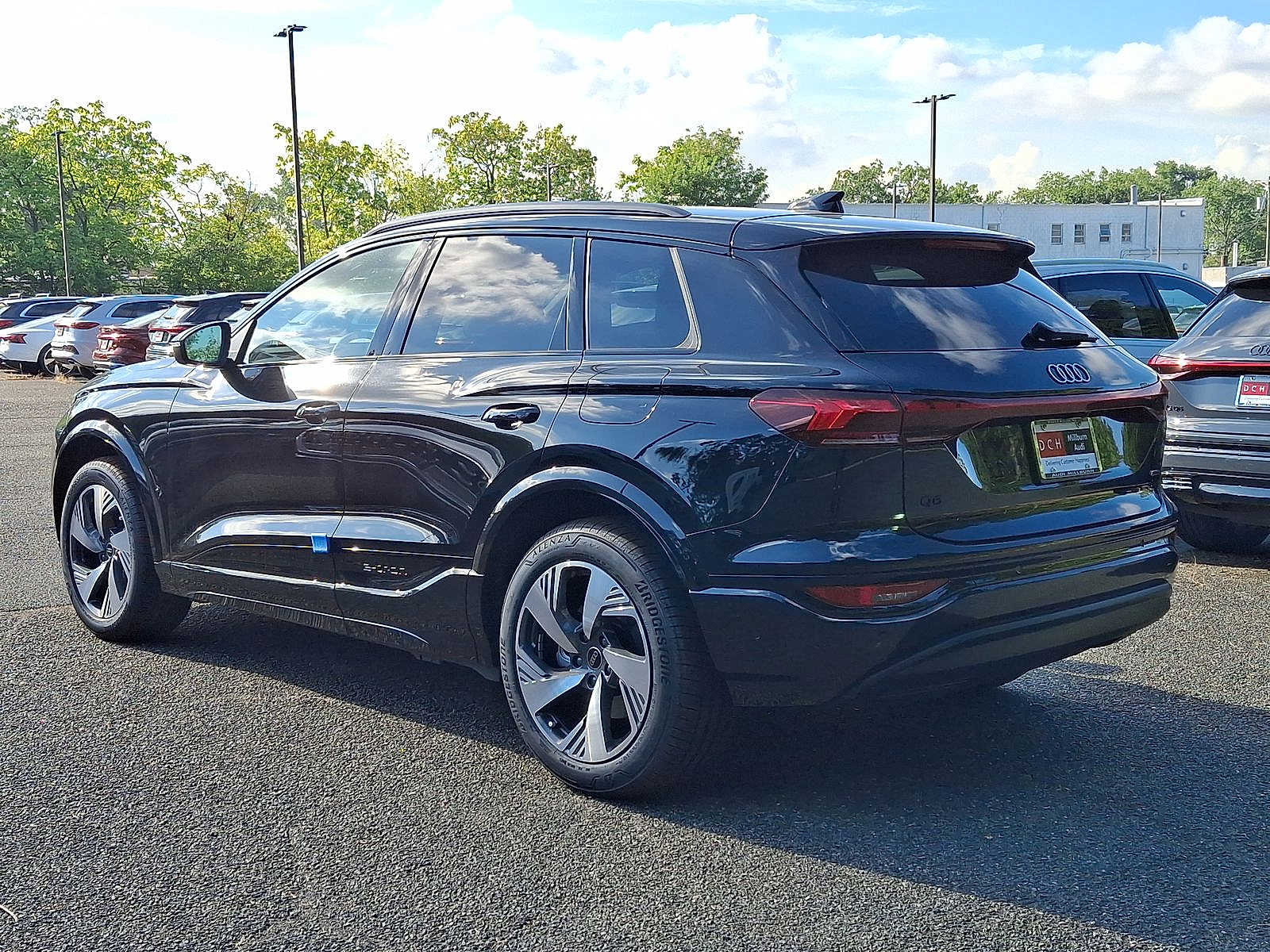 Thumbnail: 2025 Audi Q6 e-tron - 11