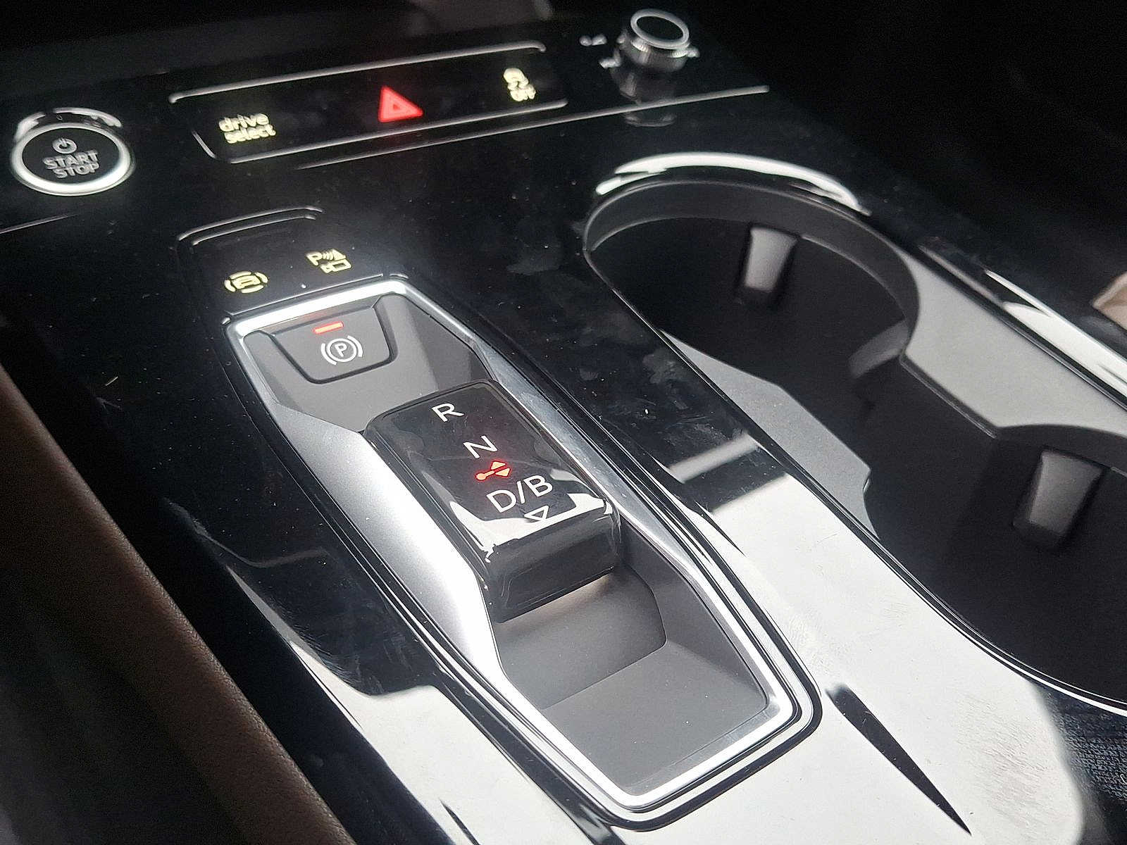 Thumbnail: 2025 Audi Q6 e-tron - 13
