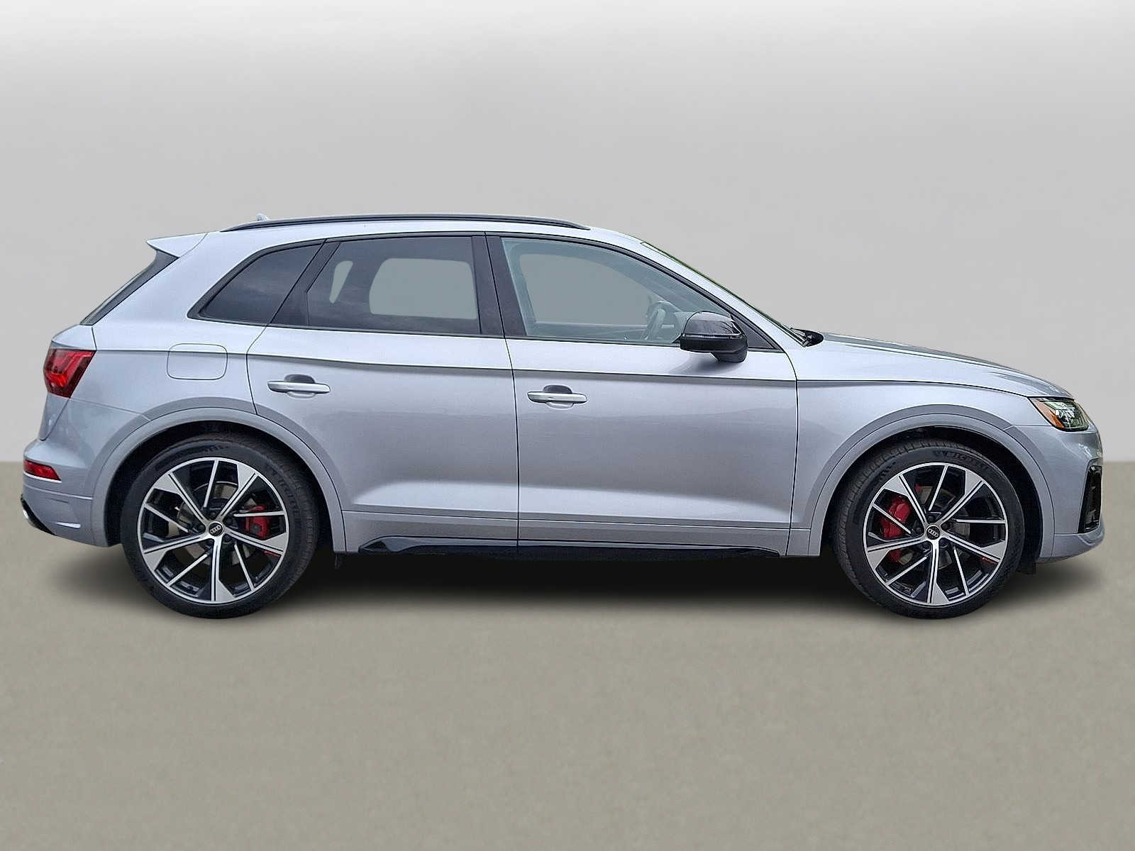 Thumbnail: 2023 Audi SQ5 - 25