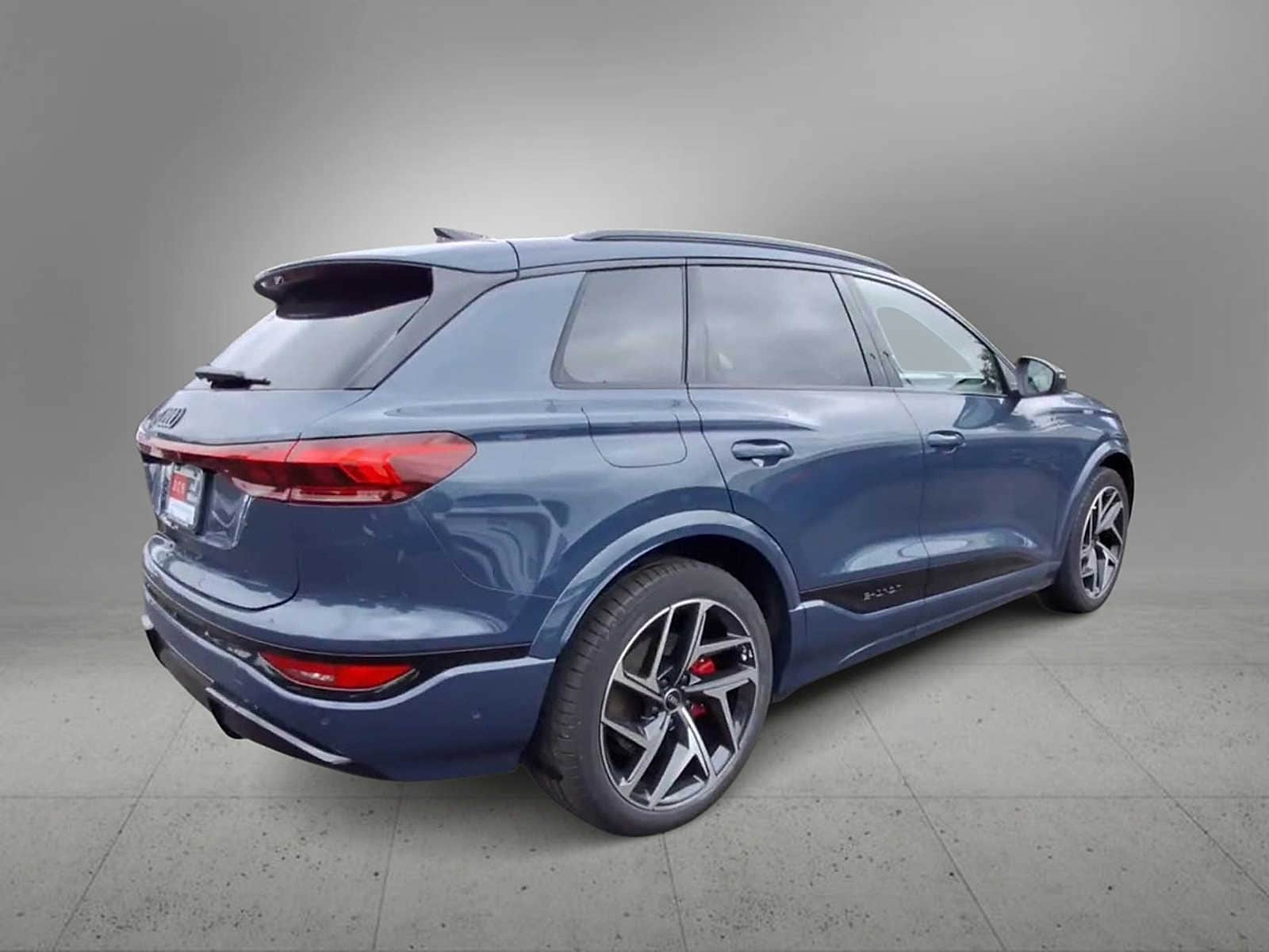 Thumbnail: 2025 Audi SQ6 e-tron - 8