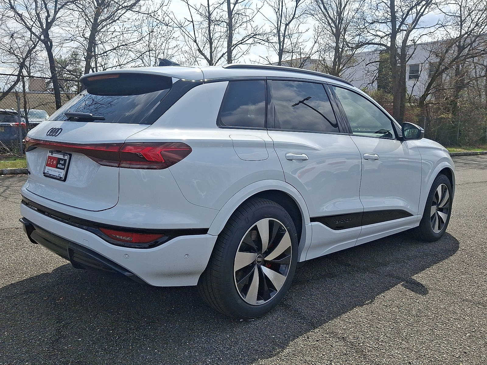 Thumbnail: 2025 Audi SQ6 e-tron - 12