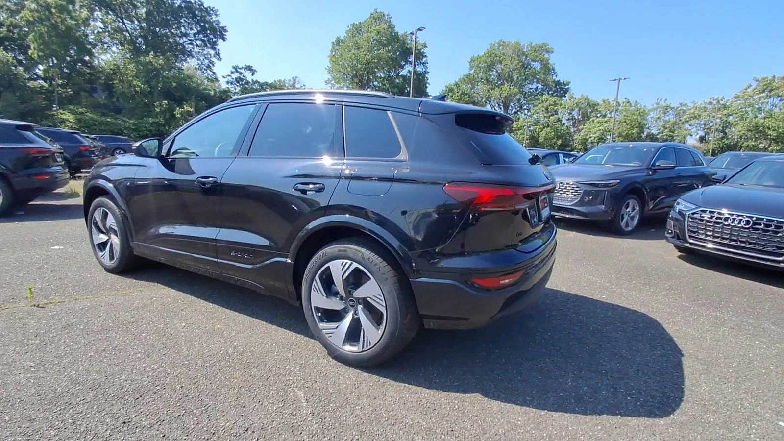 Thumbnail: 2025 Audi Q6 e-tron - 6