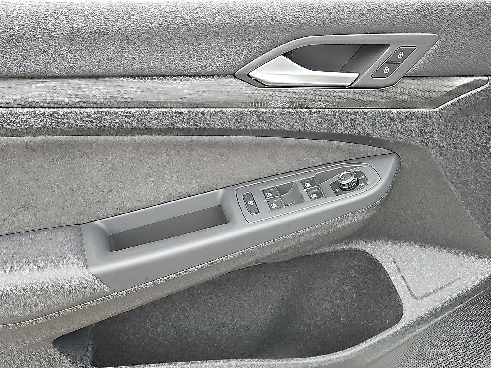 Thumbnail: 2023 Volkswagen Golf - 10