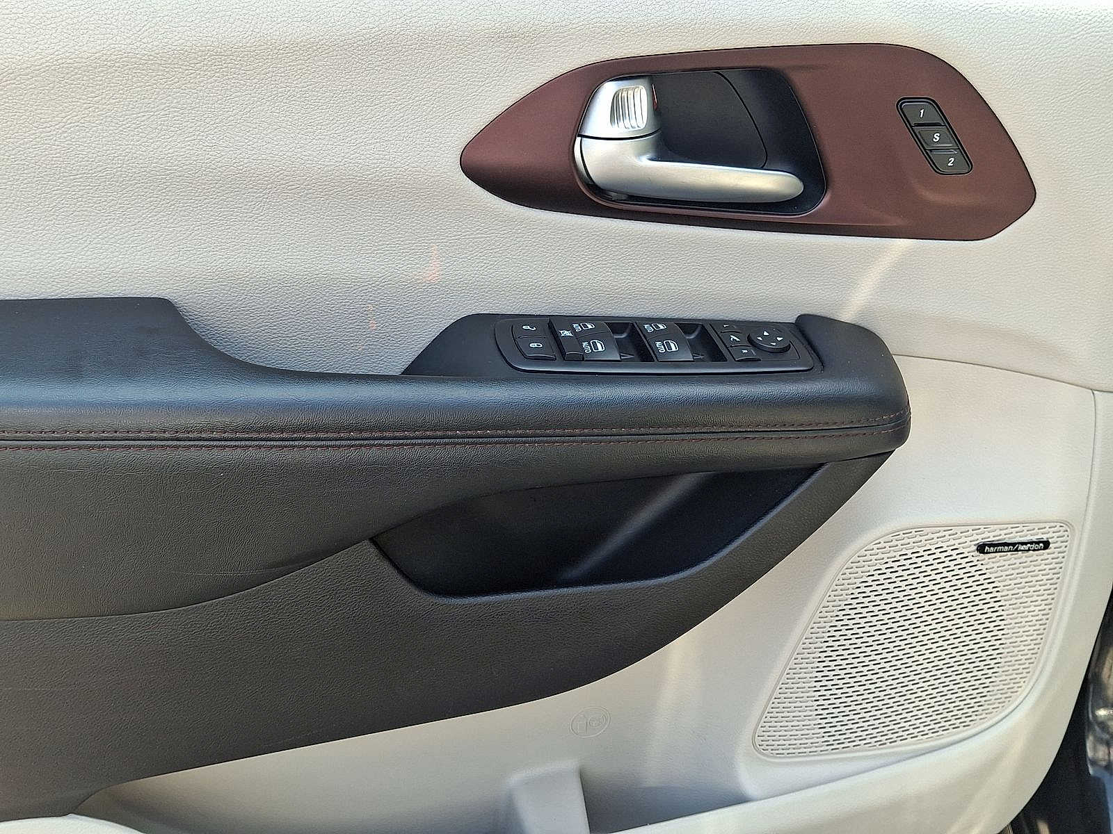 Thumbnail: 2017 Chrysler Pacifica - 10