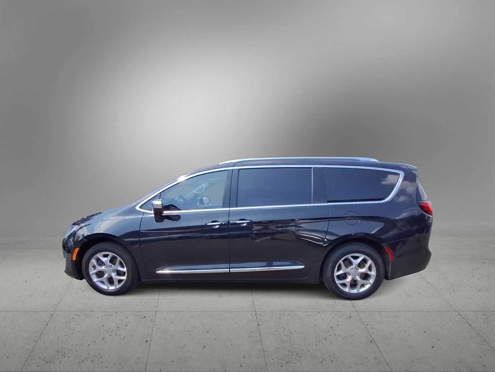 Thumbnail: 2017 Chrysler Pacifica - 5