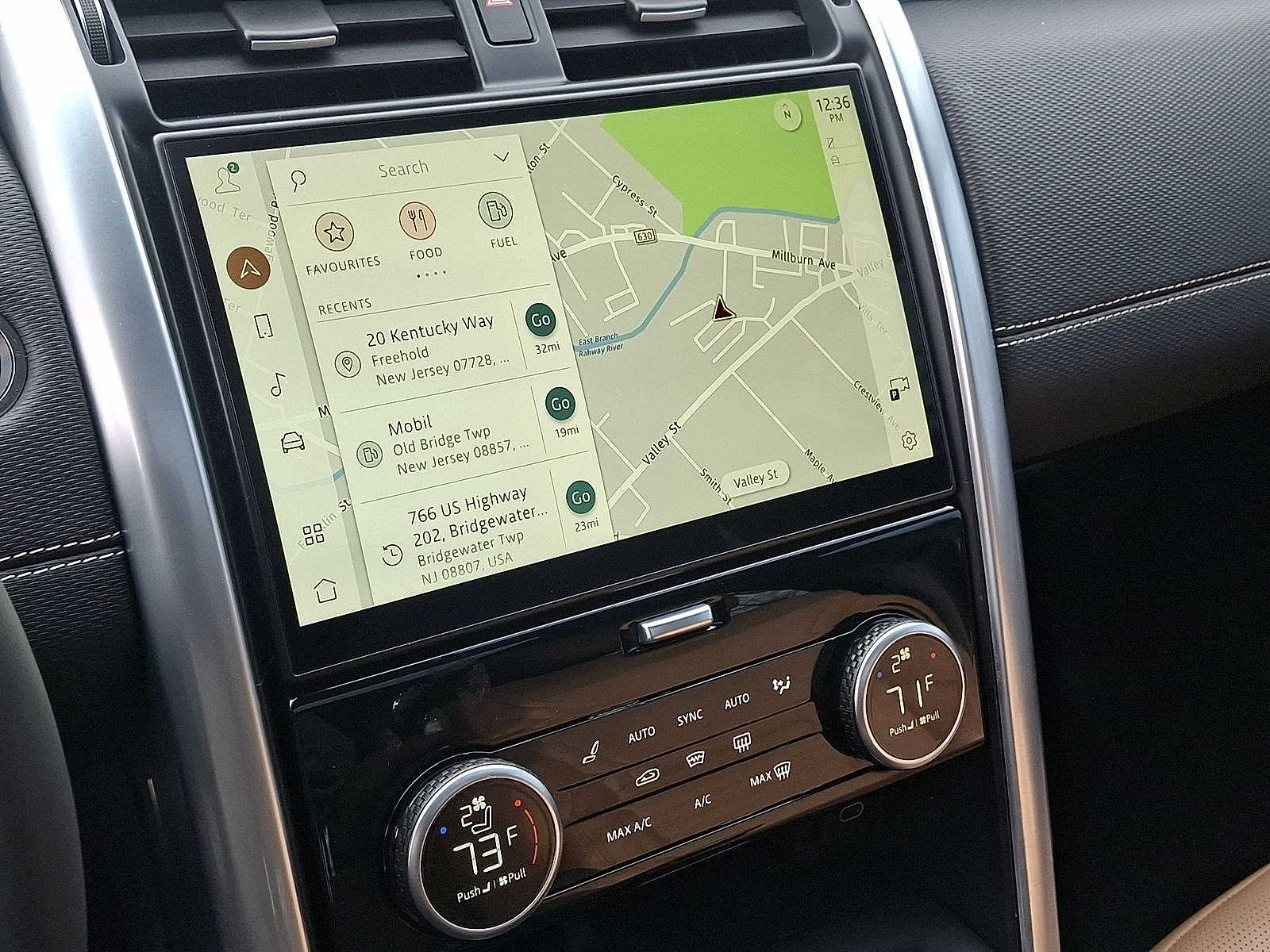 Thumbnail: 2024 Land Rover Discovery - 14