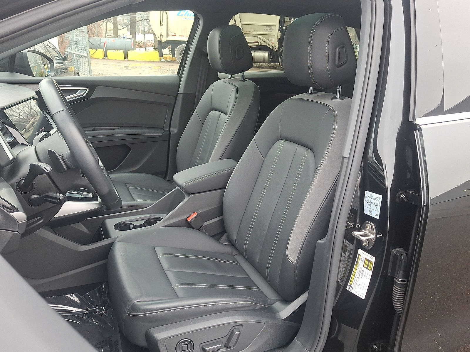 Thumbnail: 2022 Audi Q4 e-tron - 11