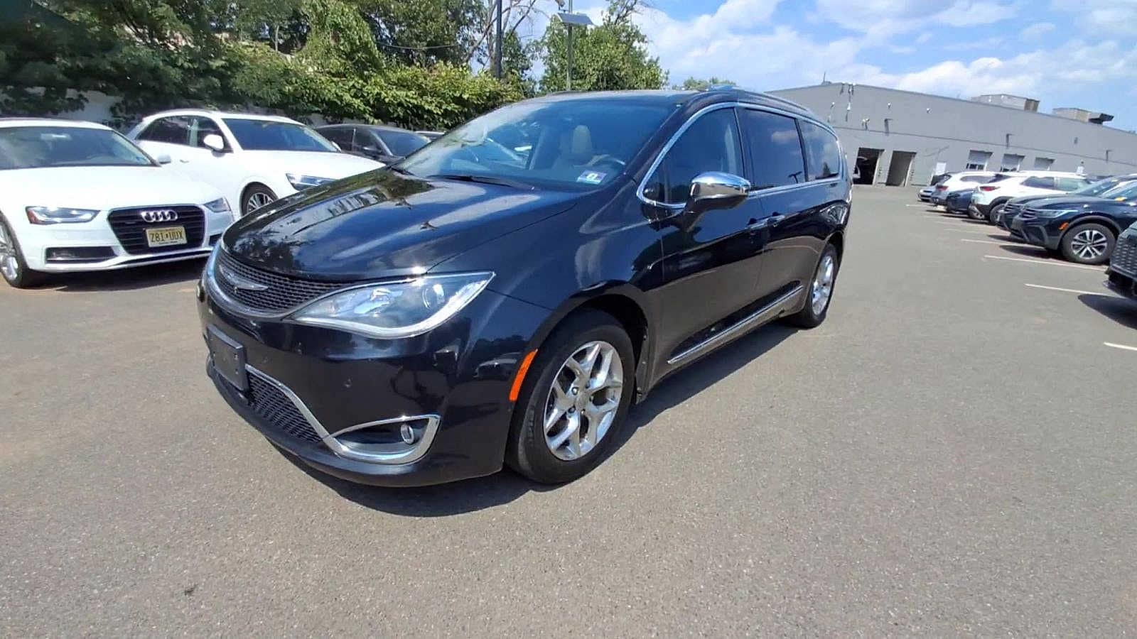 Thumbnail: 2017 Chrysler Pacifica - 4