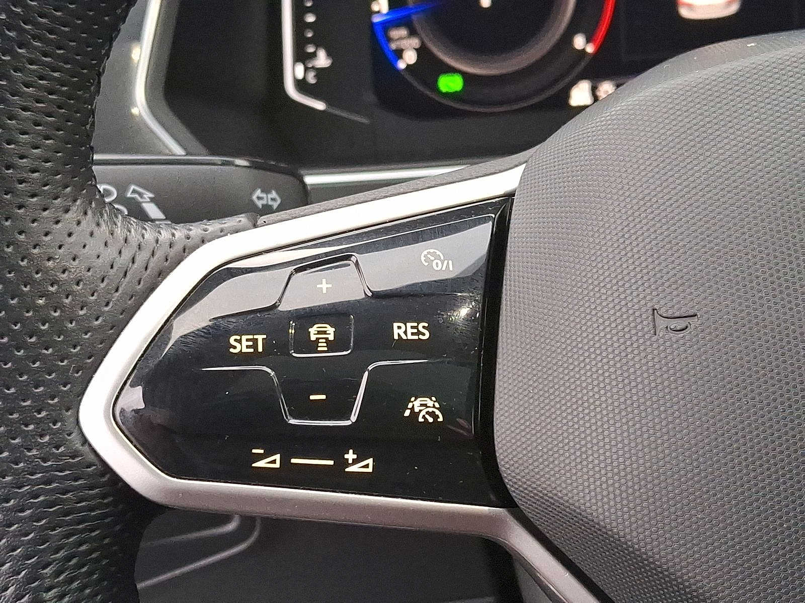 Thumbnail: 2022 Volkswagen Tiguan - 17