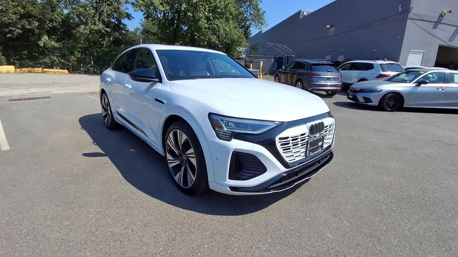 Thumbnail: 2024 Audi Q8 e-tron - 2