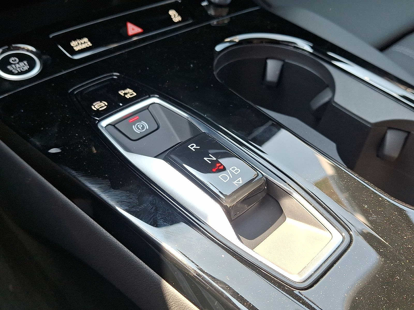 Thumbnail: 2025 Audi Q6 e-tron - 13