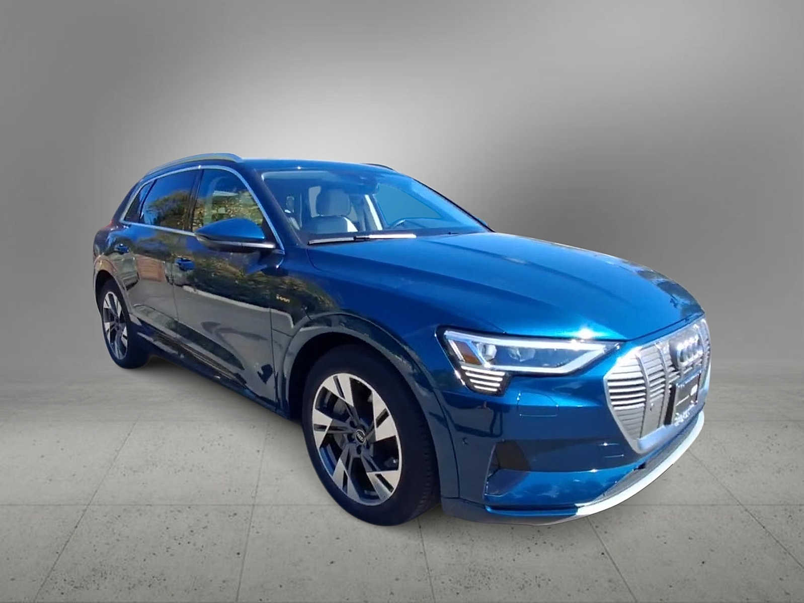 2022 Audi e-tron Premium Plus photo 2