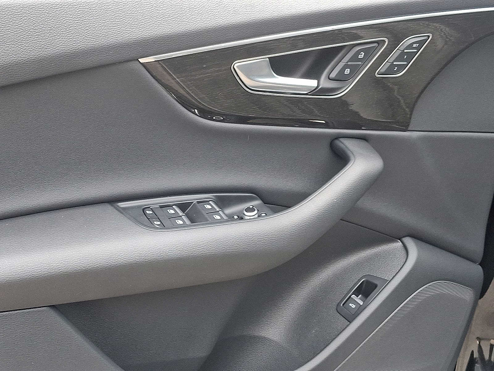 Thumbnail: 2023 Audi Q7 - 10