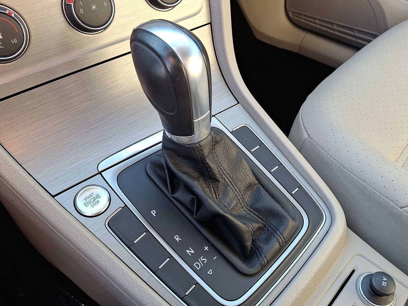 Thumbnail: 2016 Volkswagen Golf - 12