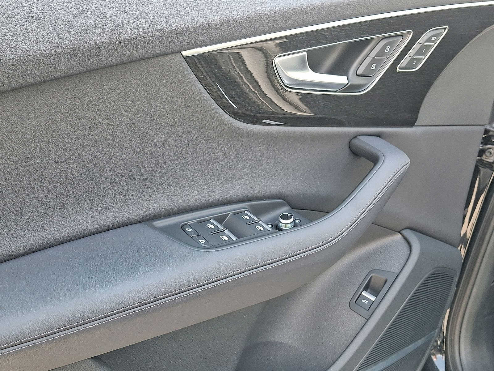 Thumbnail: 2023 Audi Q7 - 10