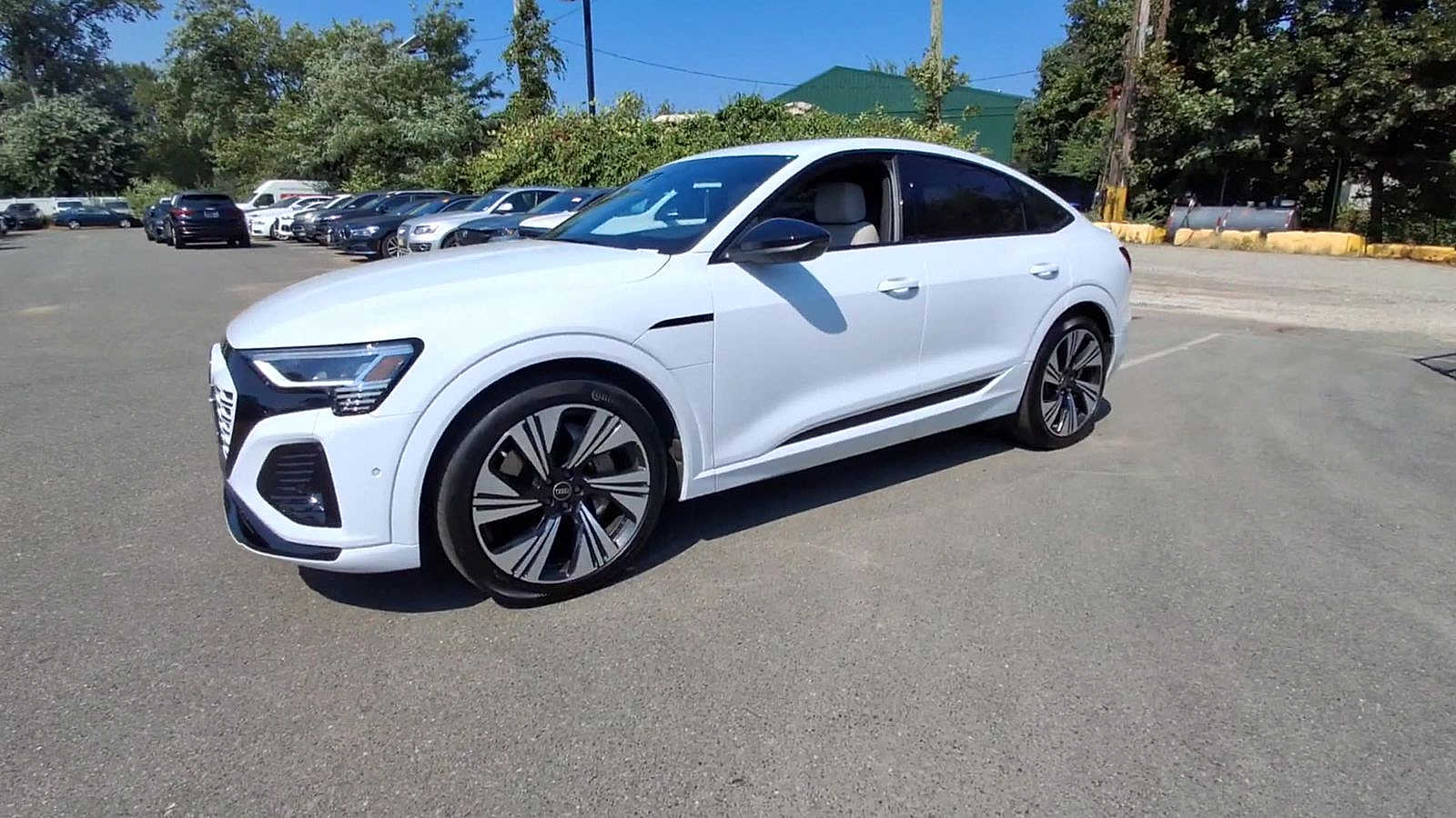 Thumbnail: 2024 Audi Q8 e-tron - 4